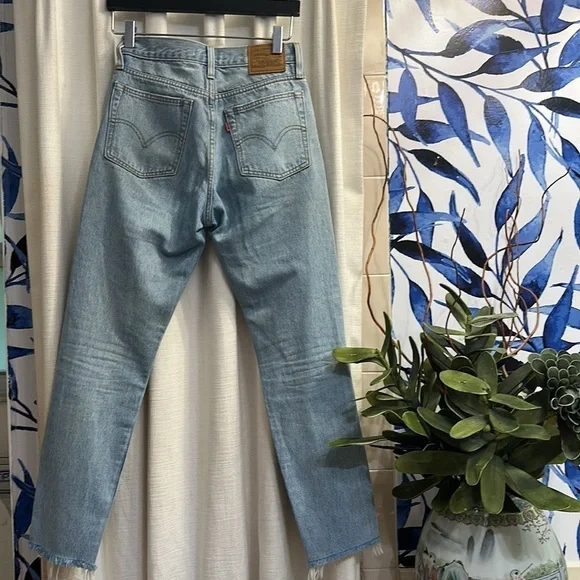 NWOT Women’s Levi’s Premium Distressed Wedgie Fit Jeans Size 24 - Picture 5 of 9